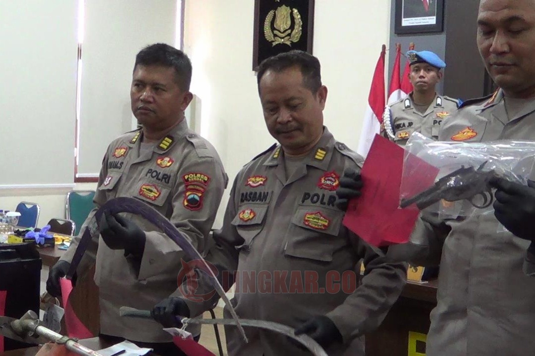Polres Kendal menunjukkan menunjukkan barang bukti dalam jumpa pers. Foto: istimewa