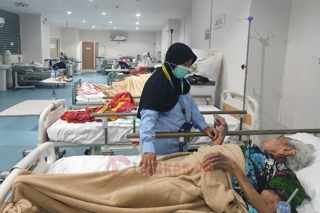 Jemaah haji Indonesia mendapat perawatan medis karena terserang pneumonia. Foto: dokumentasi