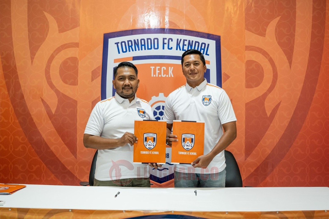 Manajer Tornado FC Kendal, Heri Sasongko saat memperkenalkan Stefan Keeltjes sebagai pelatih baru tim kebanggaan warga Kendal. Foto: istimewa