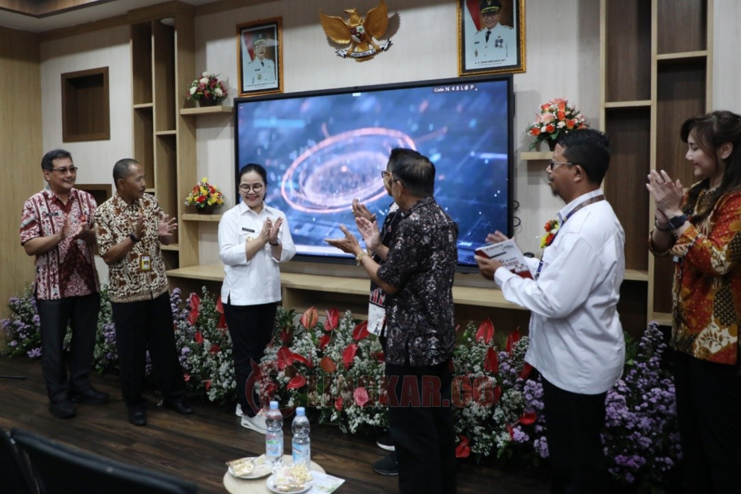 Wali Kota Semarang, Agustina Wilujeng Pramestuti saat meluncurkan program Layanan Cepat PBG untuk masyarakat berpenghasilan rendah. Foto: dokumentasi