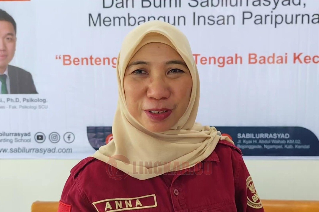 Kepala Badan Narkotika Nasional Kabupaten (BNNK) Kendal, Anna Setiyawati saat menghadiri Seminar Parenting Kekinian di Pondok Pesantren Sabilur Rosyad, Kecamatan Ngampel, Kabupaten Kendal. Foto: Wahyudi/Lingkar.co