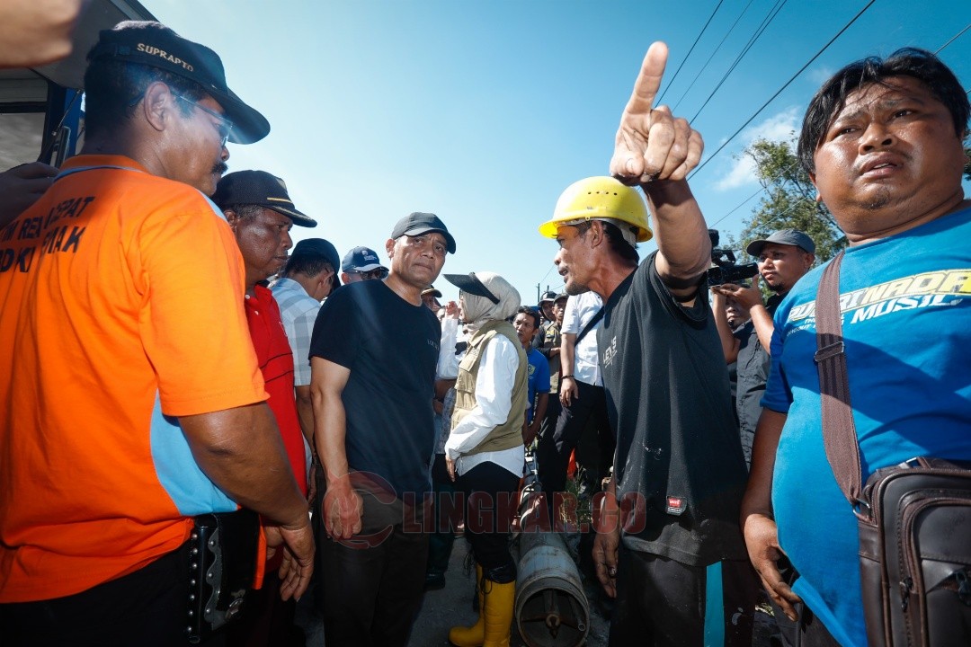 Gubernur Jawa Tengah, Ahmad Luthfi saat meninjau lokasi banjir rob di Desa Sayung Kidul Kecamatan Sayung, Kabupaten Demak. Foto: dokumentasi