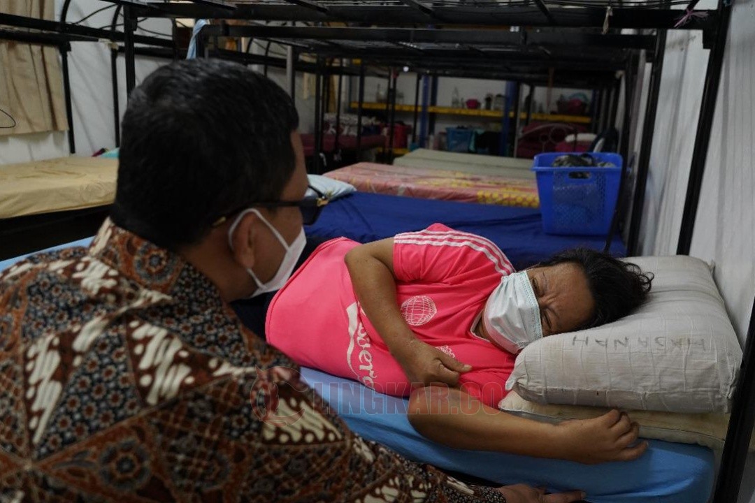 Maimunah, pekerja migran asal Surabaya saat ditemui Menteri Pelindungan Pekerja Migran Indonesia (P2MI) Abdul Kadir Karding. Foto: dokumentasi