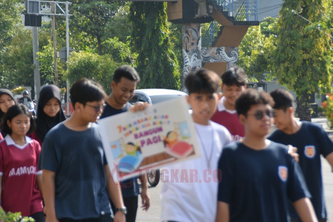 PMR dan Duta Kemanusiaan PMI Kota Semarang saat melakukan kampanye pola hidup sehat. Foto: dokumentasi