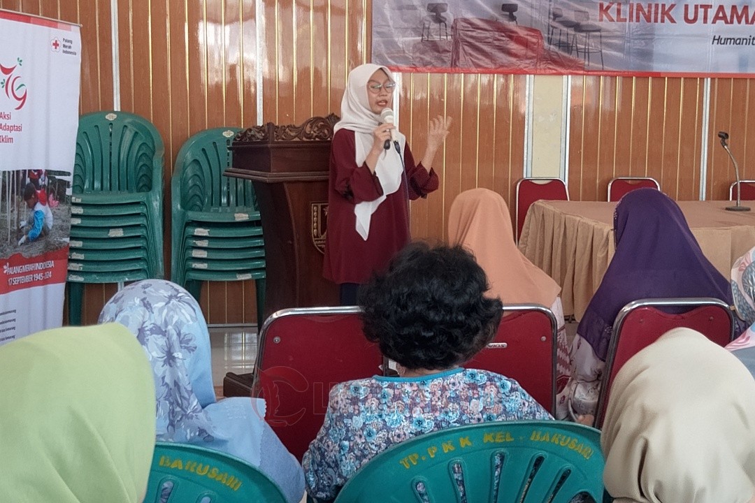Dokter umum Klinik Utama PMI Kota Semarang, dr. Maulida Ilyun Hilda saat menyampaikan materi penyuluhan kesehatan di kelurahan Barusari , Kecamatan Semarang Selatan, Kota Semarang, Rabu (28/5/2025). Foto: Rifqi/Lingkar.co