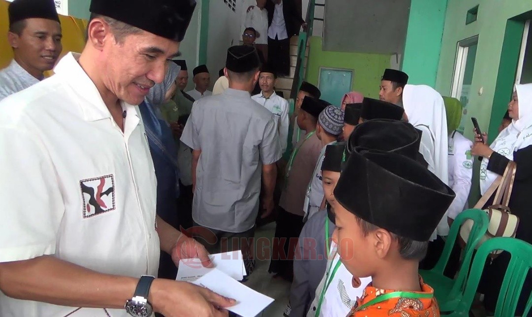 Wabup Kendal, Benny Karnadi saat menghadiri acara khitan massal yang dilaksanakan oleh LAZISNU Pegandon di klinik Pratama NU Pegandon, Kendal. Foto: Wahyudi/Lingkar.co