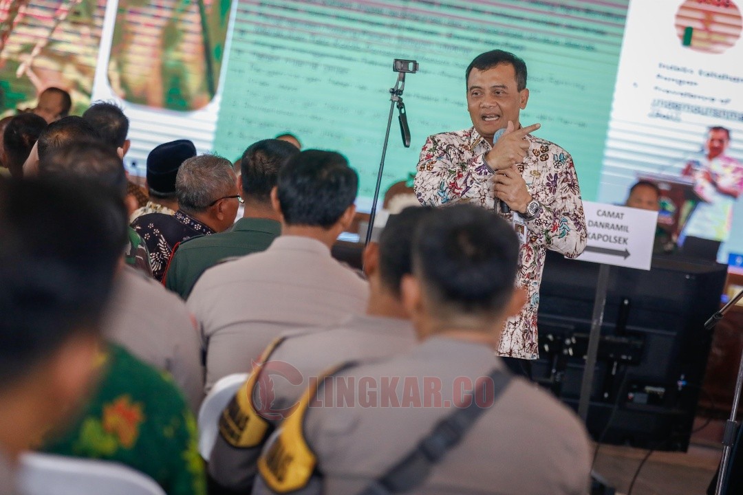 Gubernur Jawa Tengah Ahmad Luthfi saat menghadiri acara penandatanganan dukungan TNI-Polri terhadap kebijakan peningkatan kesejahteraan petani di Pendopo Kabupaten Pati, Kamis, (8/5/2025).