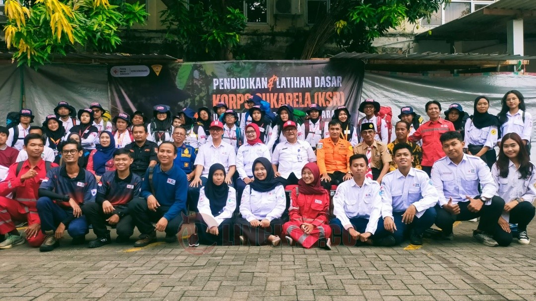 Puluhan calon relawan PMI berfoto bersama seusai mengikuti pembekalan di Markas PMI Kota Semarang, Jalan Mgr Sugiyopranoto No 35 Semarang, Jumat (9/5/2025). Foto: dokumentasi