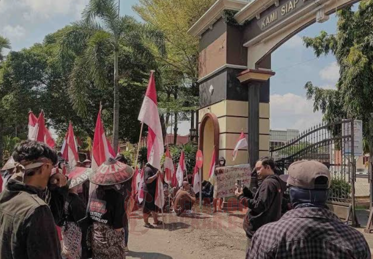 Demo Polresta Pati, Warga Desak Polisi Segera Tutup Tambang Ilegal
