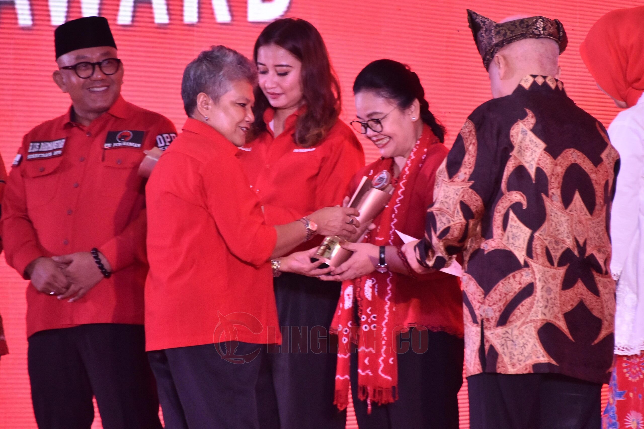 Wali Kota Semarang, Agustina Wilujeng Prameatuti saat menerima penghargaan Trisakti Tourism Award 2025. (dok Pemkot Semarang)