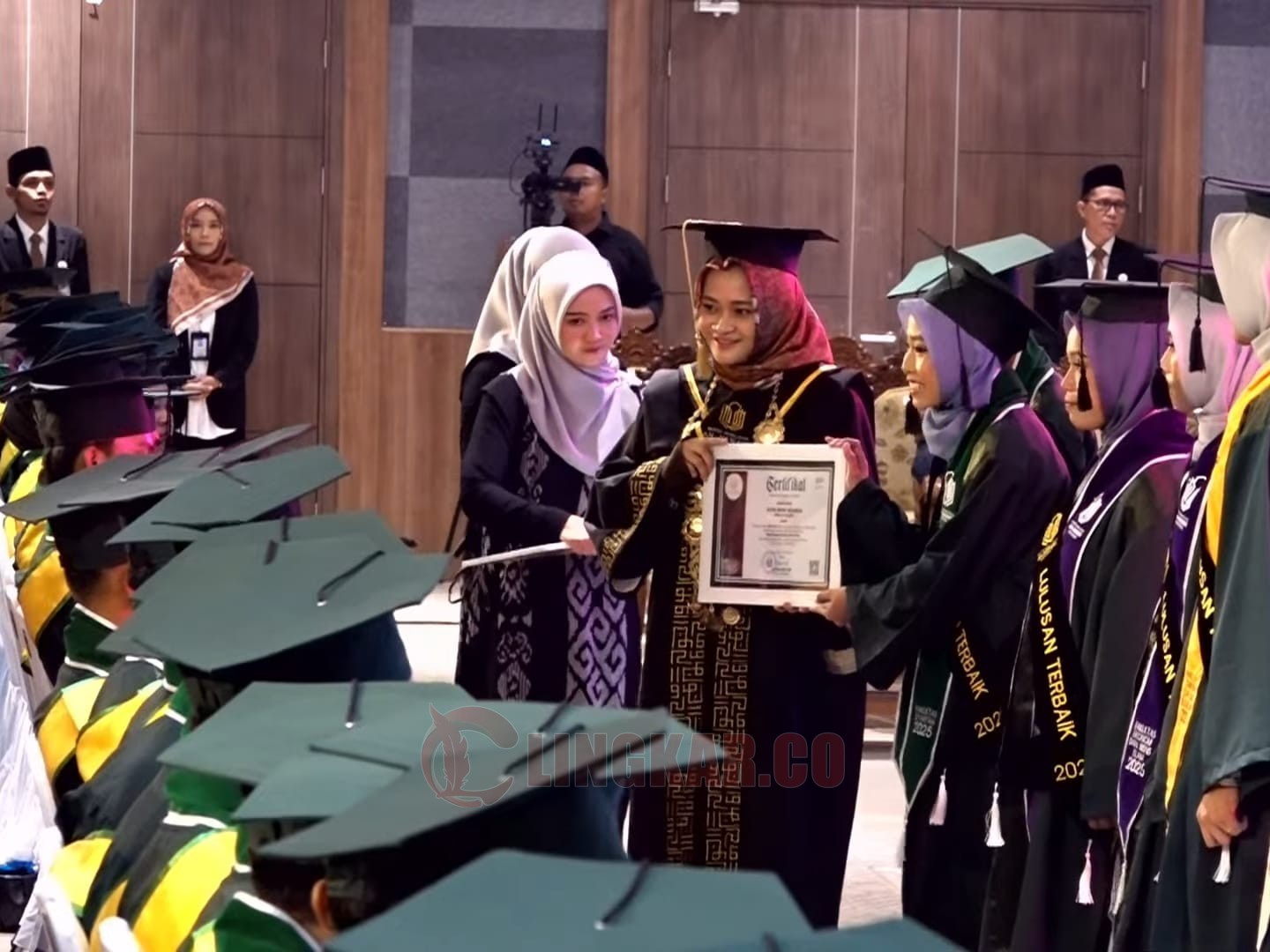 Institut Agama Islam An-Nawawi (IAIAN) Purworejo saat menggelar prosesi wisuda di Ganecca Convention Hall Purworejo. (dok Lukman)