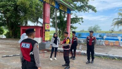 Satuan Sabhara Polres Purworejo saat melakukan kegiatan patroli dialogis di kawasan Pantai Jetis Purworejo. (dok Lukman)