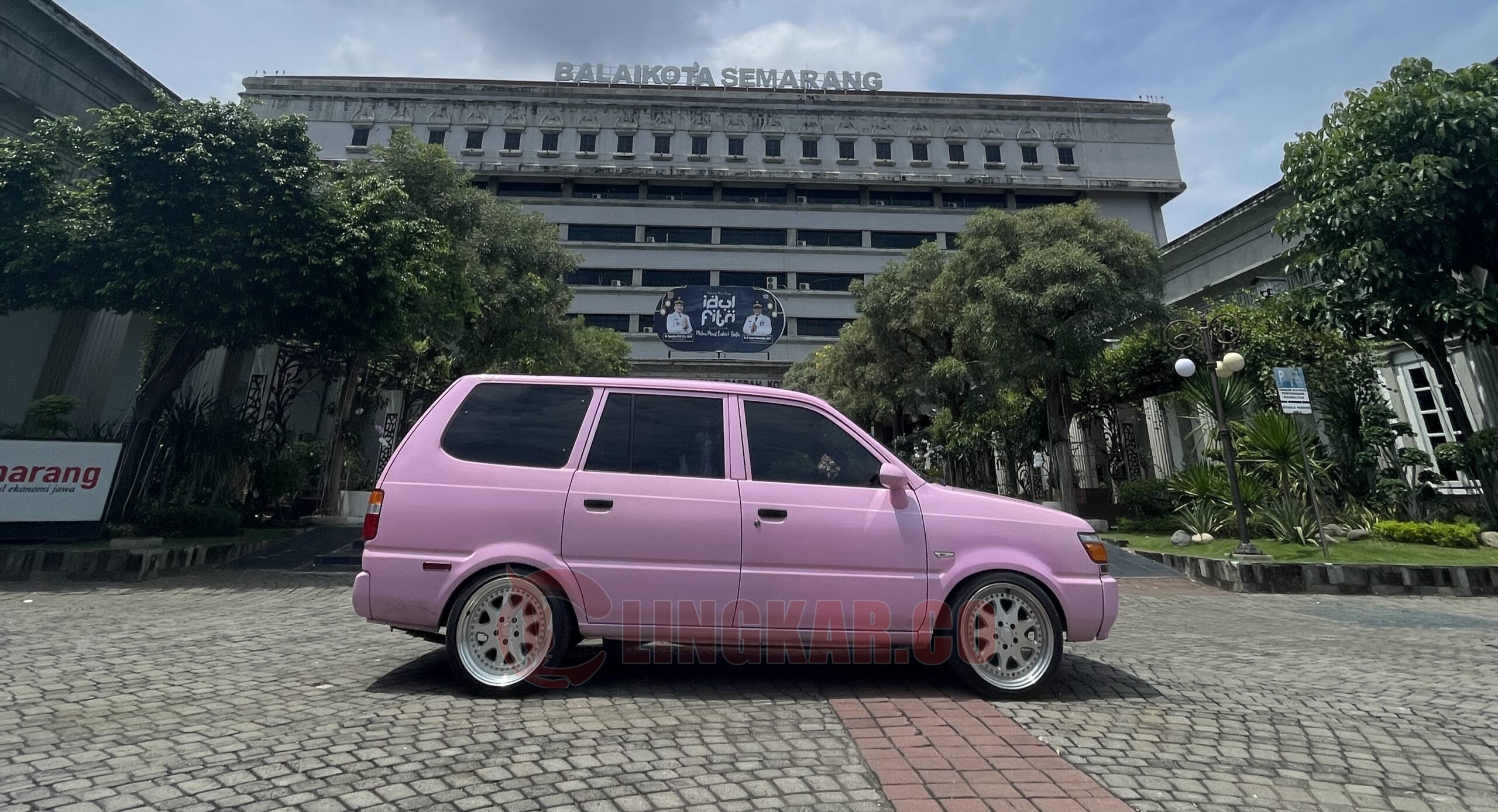 Kijang Pink kembali ke pemilik pertama. (dok Alan Henry)