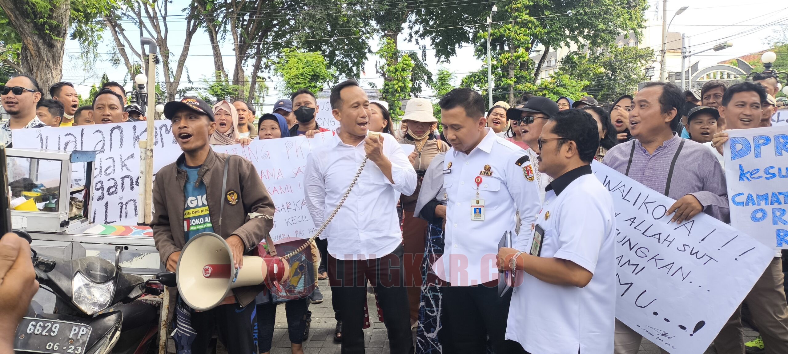 Aksi demo PKL di wilayah Jalan Hasanudin dan Madukoro depan Balaikota Semarang. (dok Alan Henry)