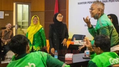 Peserta dari KOTUROS mempraktikan pelatihan pertolongan di kantor Basarnas Semarang. (dok Basarnas Semarang)