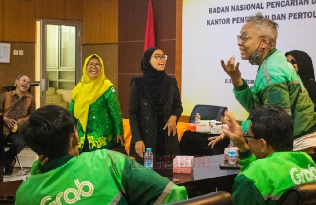 Peserta dari KOTUROS mempraktikan pelatihan pertolongan di kantor Basarnas Semarang. (dok Basarnas Semarang)