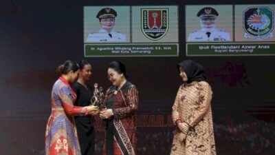 Wali Kota Semarang, Agustina Wilujeng saat menerima penghargaan dalam ajang Women's Inspiration Awards 2025. Foto: dokumentasi Pemkot Semarang