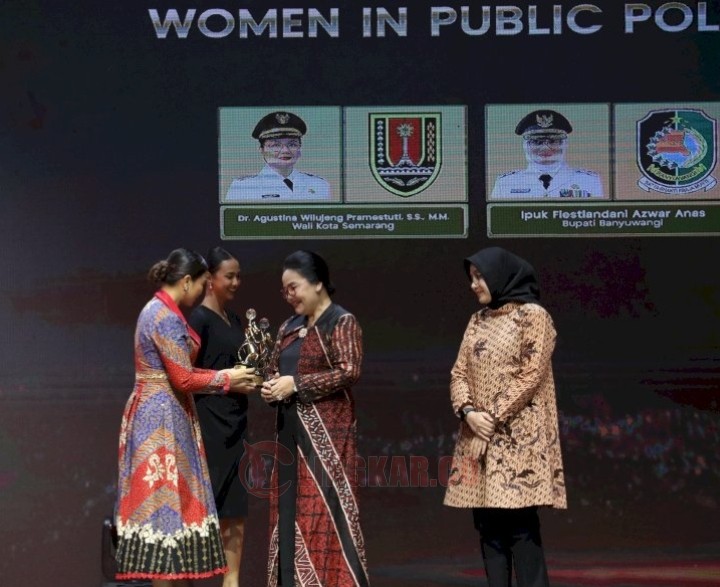 Wali Kota Semarang, Agustina Wilujeng saat menerima penghargaan dalam ajang Women's Inspiration Awards 2025. Foto: dokumentasi Pemkot Semarang