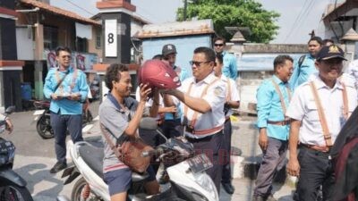KAI bersama SPKA juga membagikan helm kepada para pengendara sepeda motor yang melintasi perlintasan sebidang. (dok KAI Daop 4 Semarang)