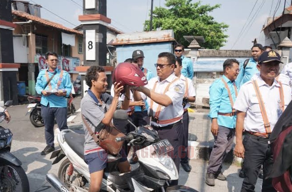 KAI bersama SPKA juga membagikan helm kepada para pengendara sepeda motor yang melintasi perlintasan sebidang. (dok KAI Daop 4 Semarang)