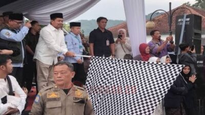 PELEPASAN: Bupati Sumedang Dony Ahmad Munir melepas Jemaah Calon Haji Kabupaten Sumedang Tahun 1446 H/2025 M yang tergabung ke dalam Kelompok Terbang (Kloter) 03 di Alun-alun Sumedang, Sabtu Pagi (3/5/2025). (Foto: Istimewa)