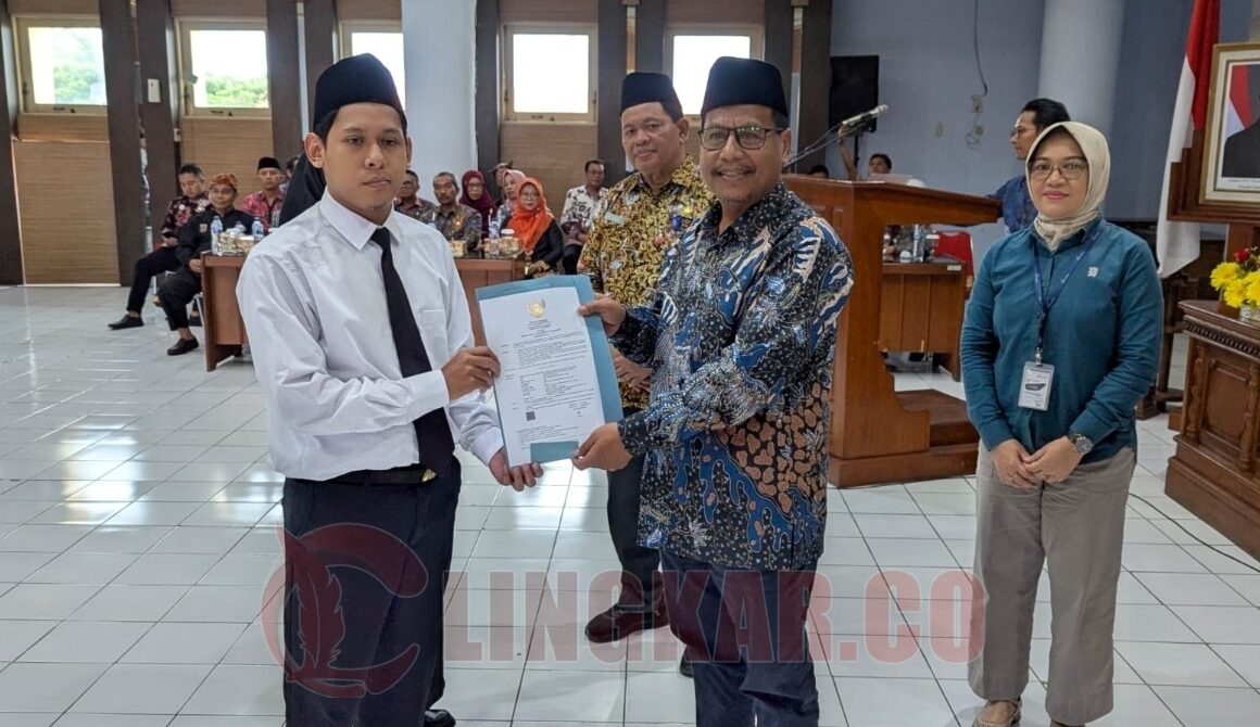 Pelantikan CPNS di lingkungan Pemerintah Kabupaten Rembang di Aula Lantai 4 Setda Rembang, Jumat (2/5/2025). Foto: Istimewa.