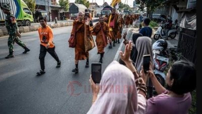 Biksu Thudong saat melitas di Kabupaten Kendal. (dok Istimewa)