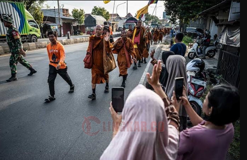 Biksu Thudong saat melitas di Kabupaten Kendal. (dok Istimewa)