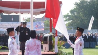 Upacara peringatan Hardiknas di Stadion Joyokusumo pada Jumat (2/5/2025). Foto: Istimewa/Humas