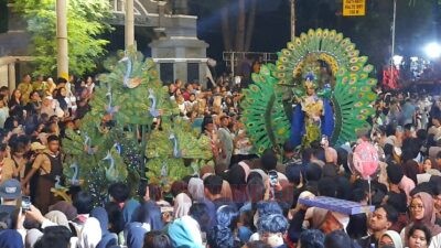 Ribuan warga tumpah ruah di Jalan Pemuda depan Kantor Balaikota Semarang. (dok Alan Henry)