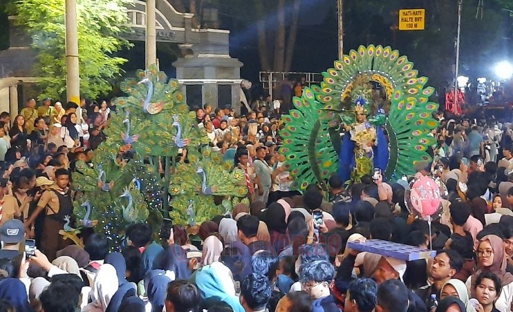 Ribuan warga tumpah ruah di Jalan Pemuda depan Kantor Balaikota Semarang. (dok Alan Henry)