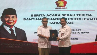 Penyerahan Dana Bantuan Parpol oleh Direktur Jenderal Politik dan Pemerintahan Umum Kemendagri, Bahtiar kepada Sekretaris Jendral Partai Gerindra, Ahmad Muzani di Kantor DPP Partai Gerindra, Jakarta Selatan, Rabu (21/5/2025). Foto: Istimewa