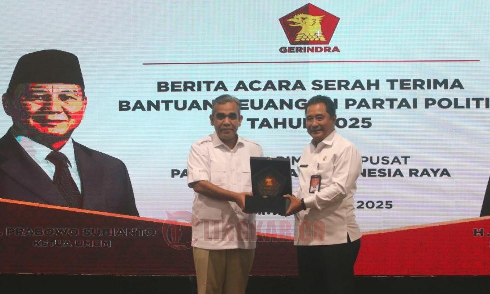 Penyerahan Dana Bantuan Parpol oleh Direktur Jenderal Politik dan Pemerintahan Umum Kemendagri, Bahtiar kepada Sekretaris Jendral Partai Gerindra, Ahmad Muzani di Kantor DPP Partai Gerindra, Jakarta Selatan, Rabu (21/5/2025). Foto: Istimewa