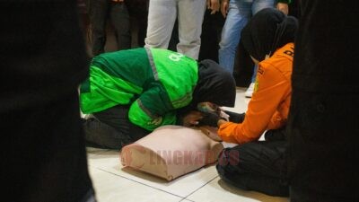 Peserta dari KOTUROS mempraktikan pelatihan pertolongan di kantor Basarnas Semarang. (dok Basarnas Semarang)