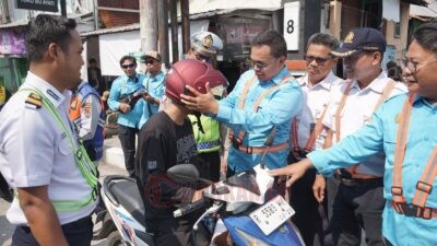 KAI bersama SPKA juga membagikan helm kepada para pengendara sepeda motor yang melintasi perlintasan sebidang. (dok KAI Daop 4 Semarang)