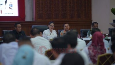 Wali kota Semarang, Agustina Wilujeng Pamestuti pimpin rapat koordinasi camat lurah di Balaikota Semarang. (dok Pemkot Semarang)