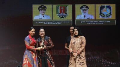 Wali Kota Semarang, Agustina Wilujeng saat menerima penghargaan dalam ajang Women's Inspiration Awards 2025. Foto: dokumentasi Pemkot Semarang