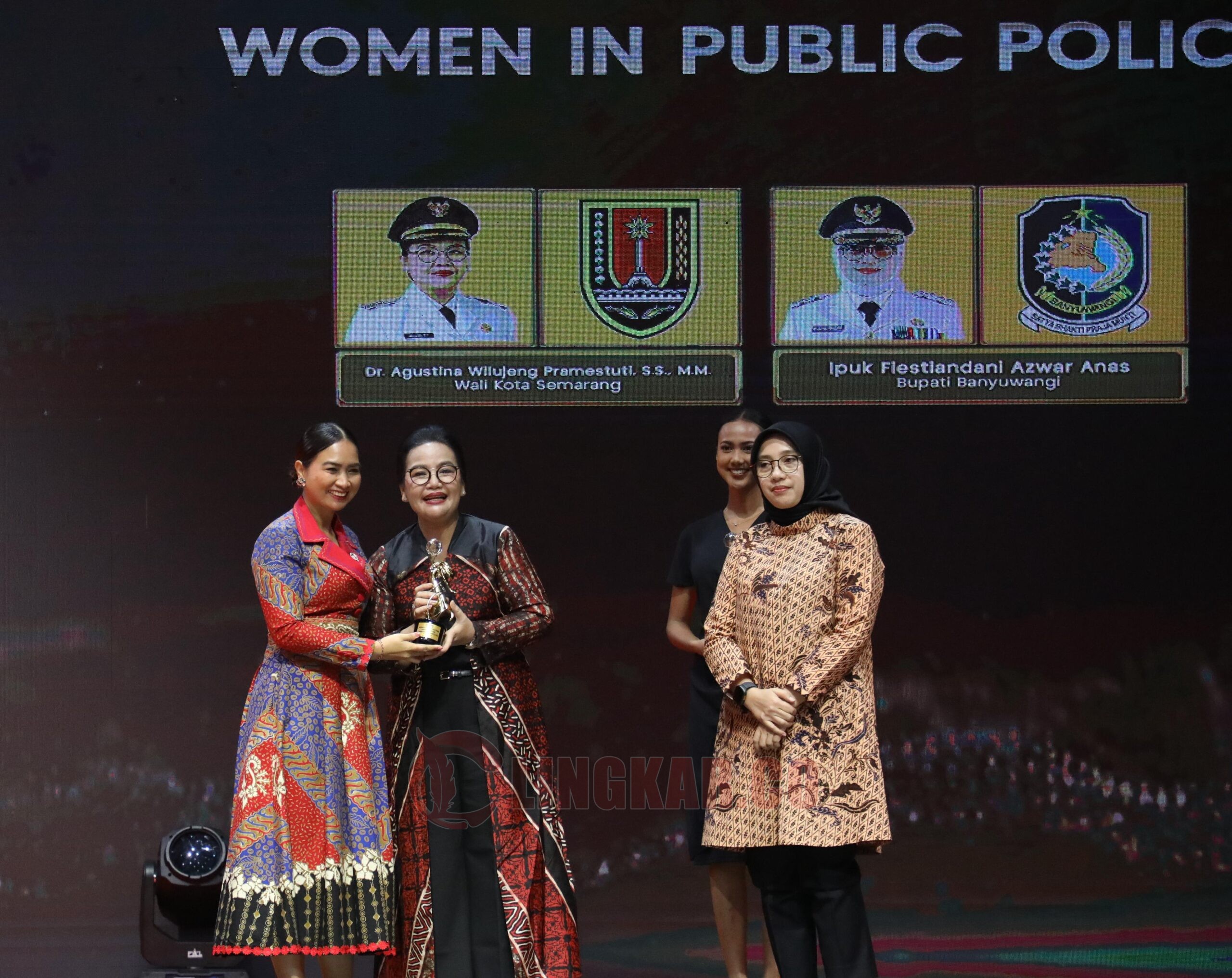 Wali Kota Semarang, Agustina Wilujeng saat menerima penghargaan dalam ajang Women's Inspiration Awards 2025. Foto: dokumentasi Pemkot Semarang