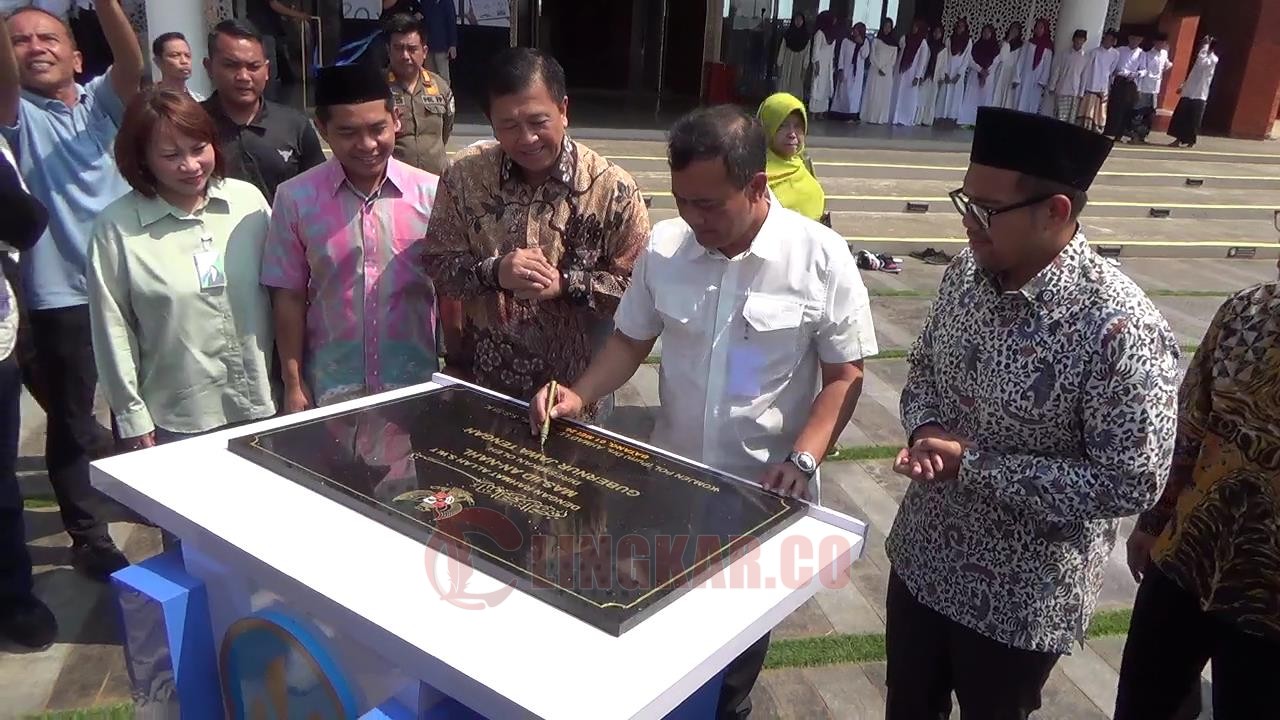 Gubernur Jawa Tengah, Ahmad Luthfi resmikan tiga fasilitas berorientasi pada kesejahteraan pekerja di Kawasan Industri Terpadu Batang. (dok Istimewa)