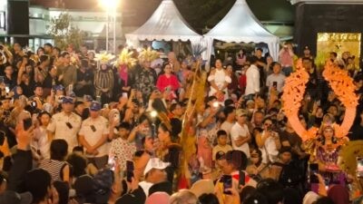 Ribuan warga tumpah ruah di Jalan Pemuda depan Kantor Balaikota Semarang. (dok Alan Henry)
