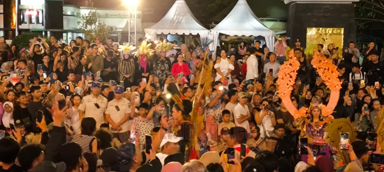 Ribuan warga tumpah ruah di Jalan Pemuda depan Kantor Balaikota Semarang. (dok Alan Henry)