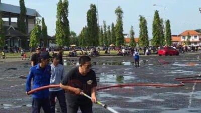 Ketua Dewan Kerajinan Nasional Daerah (Dekranasda) Kabupaten Kendal, H. Murdoko, SH, saat membersihkan Stadion Utama Kendal, Minggu (4/5/2025). Foto: Iswahyudi/Lingkar.co