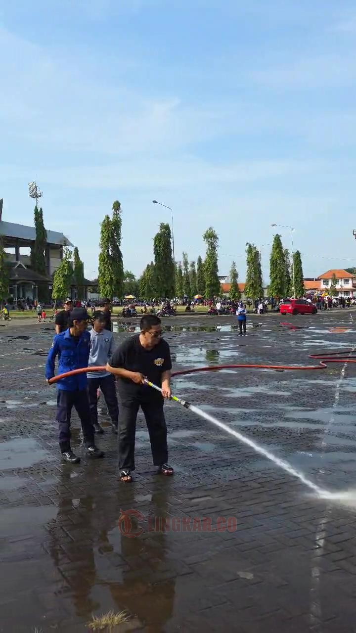 Ketua Dewan Kerajinan Nasional Daerah (Dekranasda) Kabupaten Kendal, H. Murdoko, SH, saat membersihkan Stadion Utama Kendal, Minggu (4/5/2025). Foto: Iswahyudi/Lingkar.co