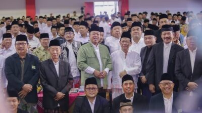 Menteri ATR/BPN RI Nusron Wahid didampingi Wagub Jateng Taj Yasin, KH Munif Muhammad Zuhri, Ketua Umum MUI KH Ahmad Darodji dan Ketua Baznas RI Prof Dr Noor Achmad menghadiri Silaturahim Halal Bihalal Ngumpulke Balung Pisah NU se-Jateng di Hall Kaimana Sekolah Nasima Jl Arteri Yos Sudarso Semarang, Sabtu (3/5/2025). Foto: istimewa