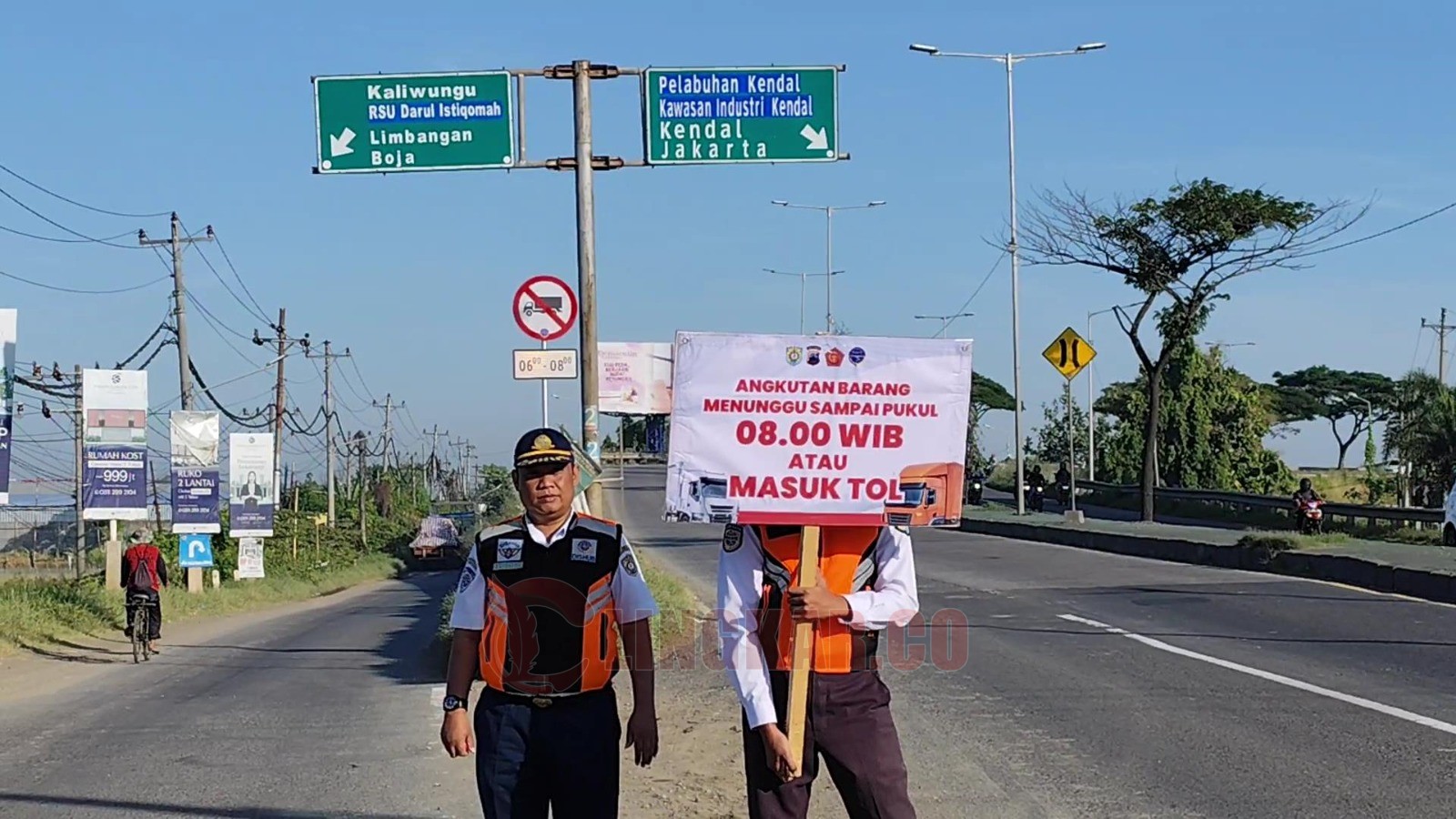 Dishub Kendal saat mensosialisasikan larang truk dari arah semarang melintas di jalan Pantura Kendal di Pagi Hari. Foto: Iswahyudi/Lingkar.co