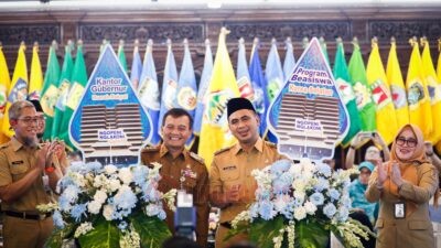 Gubernur Jawa Tengah, Ahmad Luthfi bersama Wakil Gubernur Jawa Tengah, Taj Yasin saat meluncurkan Kantor Gubernur Rumah Rakyat. (dok Pemprov Jateng)