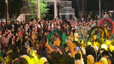 Situasi kemeriahan Hari Jadi Kota Semarang ke 478 di Jalan Pemuda, depan kantor Balaikota Semarang. (dok Alan Henry)