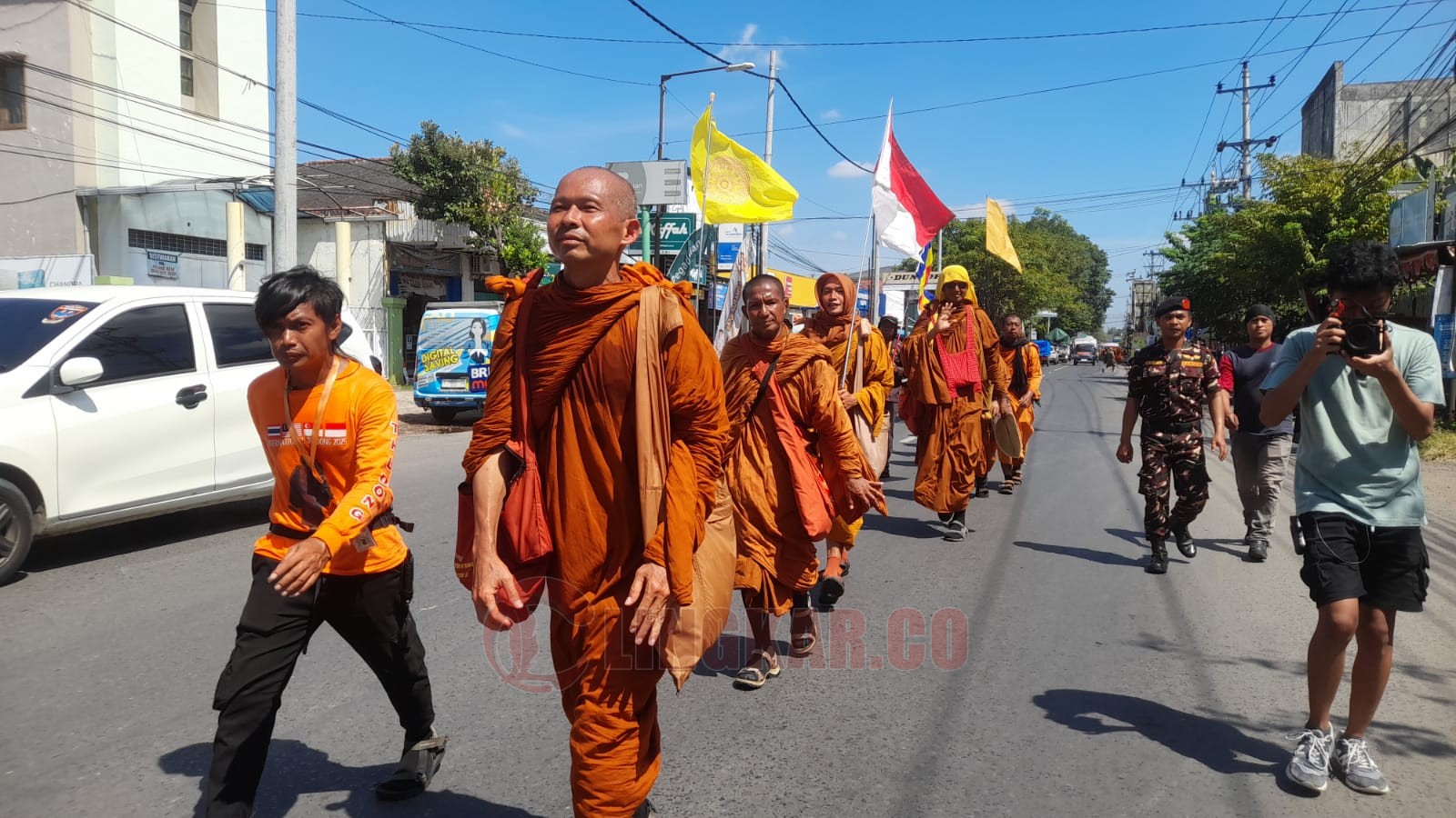 Biksu Thudong saat melitas di Kabupaten Kendal. (dok Istimewa)