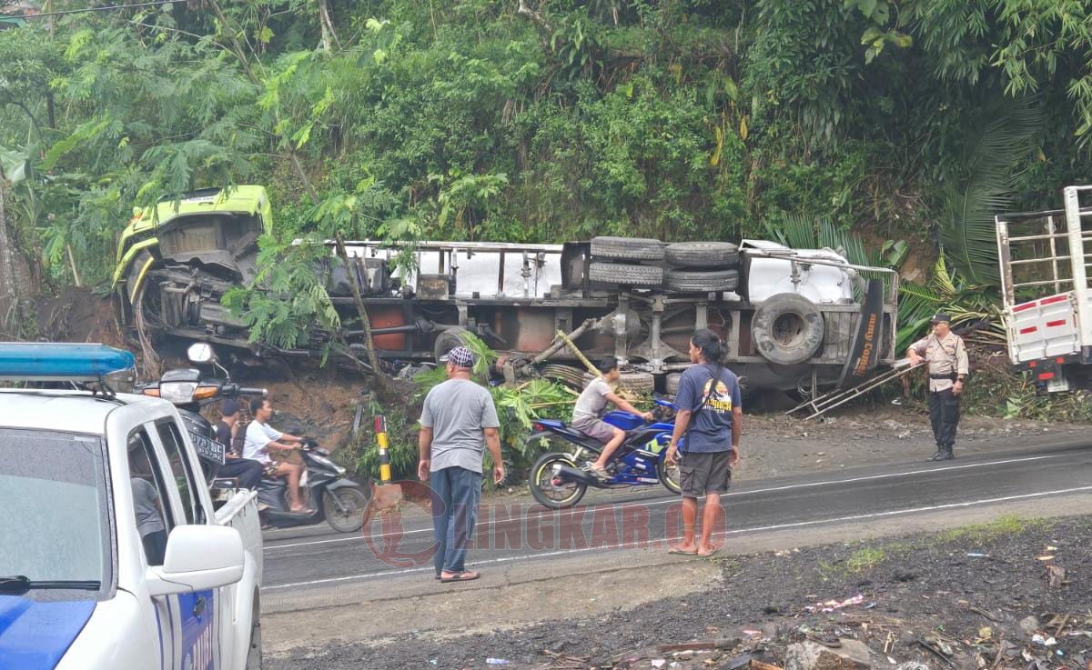 Satlantas Polres Purworejo saat melakukan olah TKP di lokasi kecelakaan di Jl Purworejo - Magelang Desa Kalijambe Kabupaten Purworejo, Selasa (13/5/2025) sore. (dok Lukman)