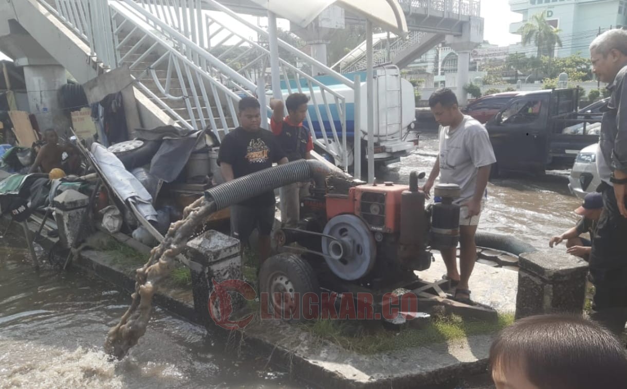 Pemkot Semarang kerahkan pompa portable dalam penanganan genangan di Semarang. (dok Pemkot Semarang)